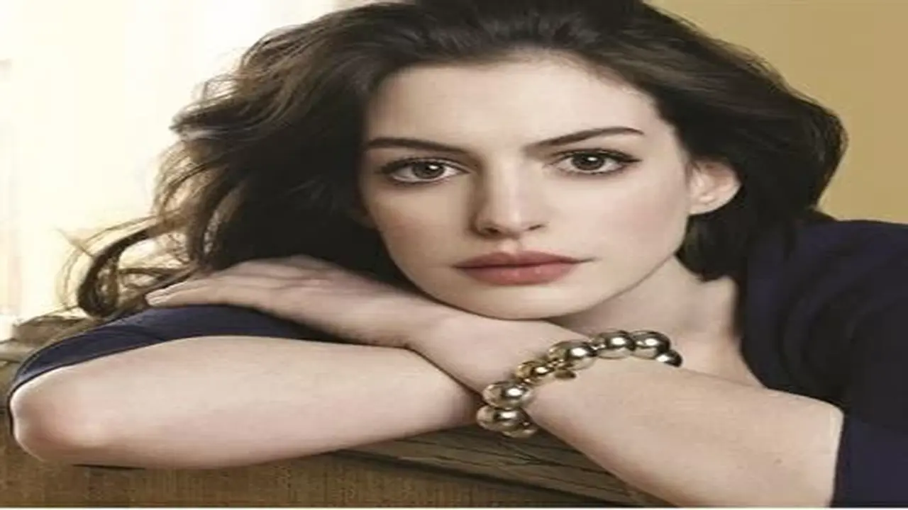 مشاهد مؤثرة.. سر تعلق الجمهور العربي بأحدث إطلالات النجمة آن هاثاواي